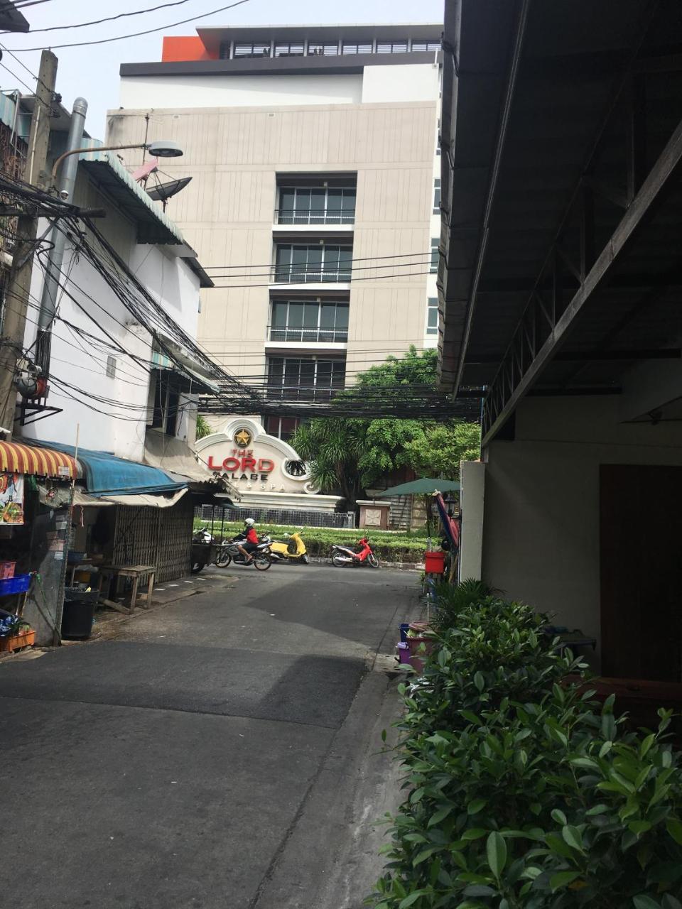 The Baan Nathong Hostel Bangkok Exterior photo