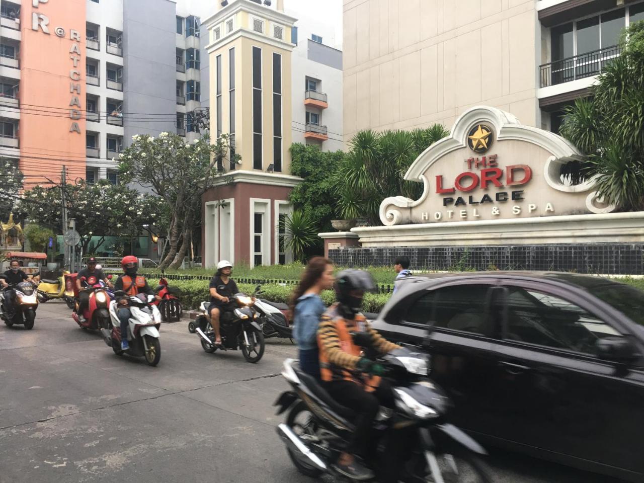 The Baan Nathong Hostel Bangkok Exterior photo